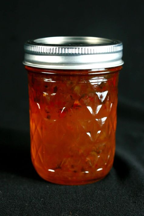 Pepper Jellies, Green Pepper Jelly, Red Pepper Jelly Recipe, Canning Hot Peppers, Herbs Recipes, Jelly Making, Fruit Butters, Pepper Jelly Recipes, Ball Canning