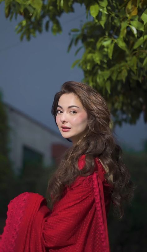 Hania Hairstyles, Hania Amir In Red Saree, Hania Amir Red Saree, Hania Amir Saree, Pakistani Actress Hairstyle, Color Corrector Palette, Hania Amir Dresses, Haina Amir, Niqab Eyes