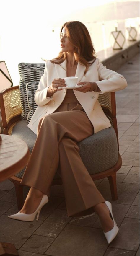 Corporate Life Aesthetic, Business Aesthetic Woman, Work Suits For Women, Elegance Outfit, Relaxed Tailoring, Mocha Mousse, Best Winter Outfits, Briefcase Women, Business Chic