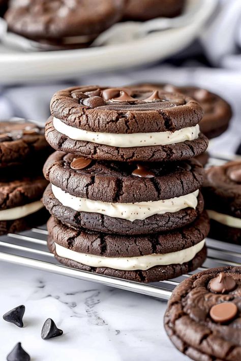 These homemade chocolate sandwich cookies are soft, chewy, and jam-packed with rich chocolate flavor and a heavenly vanilla cream filling. Homemade Oreo Cookies, Easy Buttercream Frosting, Cookie Sandwich Recipes, Plain Cookies, Cookie Sandwich, Chocolate Sandwich, Chocolate Sandwich Cookies, Vanilla Cookies, Brownie Cookies