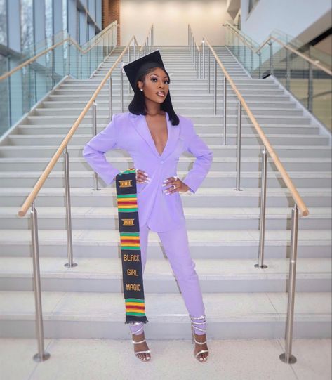 Graduation Outfit Ideas University Black Women, Psu Graduation Pictures, Outdoor Graduation Photoshoot Ideas, Grad Picture Ideas Black, Spelman Graduation Pictures, Singer Pictures, Unique College Graduation Pictures Black, Rdh Graduation, College Graduation Photoshoot Ideas