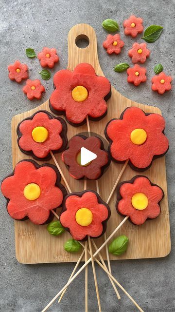 Watermelon Flower, Fruit Creations, Fruit Skewers, Chocolate Fruit, Fruit Platter, Website Link, Skewers, Summer Recipes, Party Food