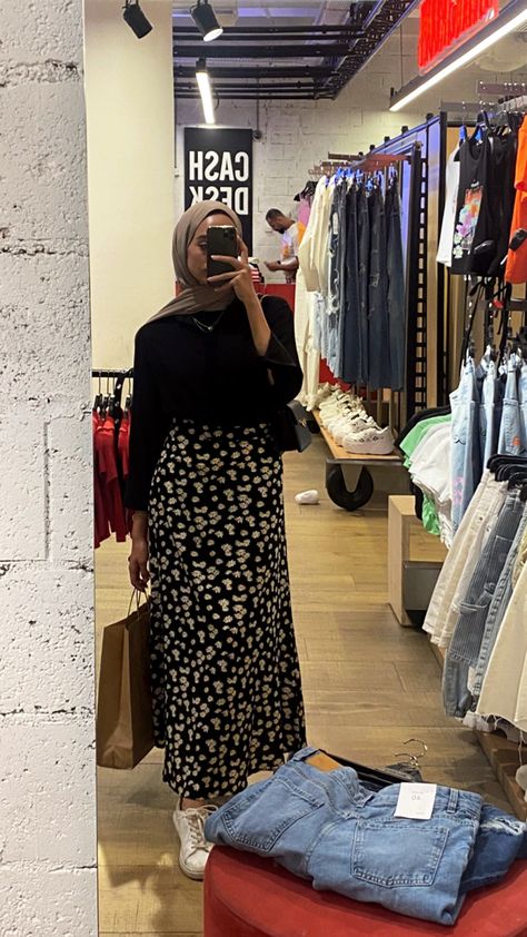 Long Skirt Muslimah Outfit, Summer Skirt Hijab Outfits, Sunflower Skirt Outfit Hijab, Printed Skirt Outfit Hijab, Ootd Floral Skirt Hijab, Hijab Skirt Outfit Casual, Modest Black Skirt Outfit, Long Skirt Outfits For Summer Hijab, Long Black Floral Skirt Outfit