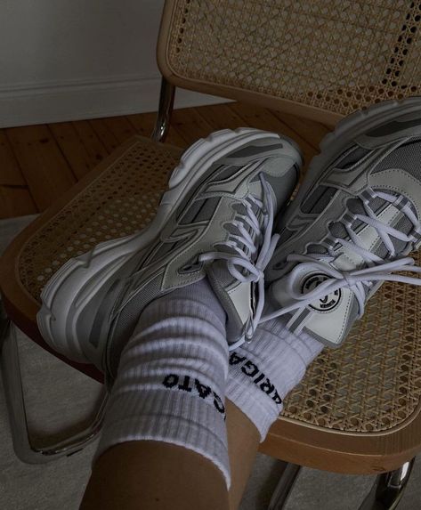 AXEL ARIGATO på Instagram: "Marathon R-trail in white as seen by @vivgripp 👟 Live at axelarigato.com" Alex Arigato, Arigato Shoes, Axel Arigato Dice Lo, Look Jean, Marathon Runner, Axel Arigato, Swag Outfits For Girls, Shoe Inspo, Adidas Sneaker