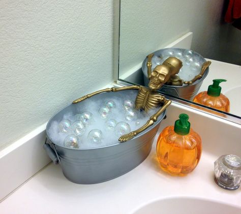 My version of the dollar store skeleton taking a bath bathroom decoration. $1 skelleton from dollar store, $1 tub/bucket from Target, $3 batting for stuffed animals, $3 ornaments from Hobby Lobby. Halloween Yard Decorations Diy, Halloween Home Decor Ideas, Diy Halloween Party, Dollar Store Halloween Decorations, Halloween Party Decor Diy, Halloween Bathroom, Hallowen Ideas, Casa Halloween, Halloween Memes