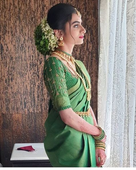 Mullapoo Hairstyles Kerala Wedding, Silk Saree Hairstyles Indian, Mullapoo Hairstyles Kerala, Green Kanjivaram Saree, Brides Attire, Bridal Hairstyle Ideas, Bride Groom Photoshoot, Poola Jada, Bridal Hair Decorations