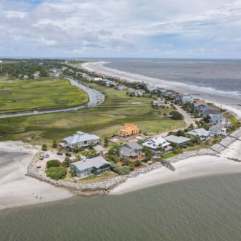 Swipe ➡️ to see the absolutely stunning location of 'Frippin' Point', a luxurious beach home on Fripp Island, SC that was custom-built to make all your beach vacation dreams come true. 🤩  🏠 5 Beds | 5.5 Baths | Sleeps 12 🔗 https://bit.ly/3zIBga3 Fripp Island Sc, Fripp Island, Beach Vacation Home, City Condo, Mammoth Lakes, Screened In Patio, Beach Retreat, Vacation Inspiration, Tybee Island