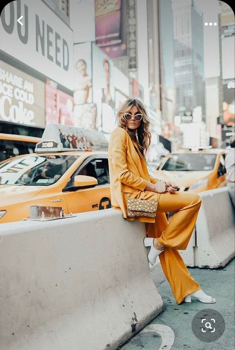 Times Square Outfits, Nyc Photoshoot Ideas, New York Photo Ideas, City Fashion Photography, Street Fashion Photoshoot, New York City Pictures, Nyc Photoshoot, Nyc Instagram, City Shoot