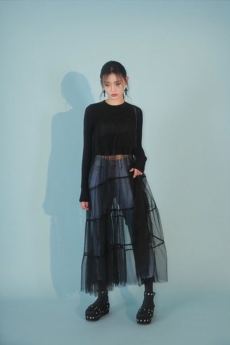 Mesh Dress Outfit Street Style, Mesh Skirt Outfit Ideas, London Outfits Spring, Sheer Dresses Outfit, Black Dress Layering, Mesh Dress Outfit, Skirt Layering, Relax Weekend, Dress Over Pants