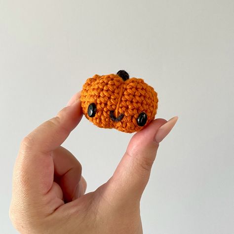 Pumpkin Amigurumi, Pumpkin Crochet Pattern, Pumpkin Crochet, Halloween Crochet Patterns, Fall Garland, Crochet Stitches For Beginners, Crochet Pumpkin, Quick Gifts, Mini Pumpkins