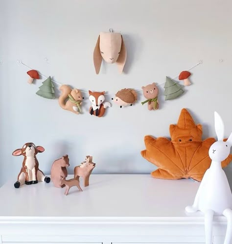 Nursery Garland Ideas, Woodland Toddler Room, Felt Woodland Animals, Felt Garland Nursery, Fox Themed Nursery, Woodland Garland, Woodland Theme Nursery, Woodland Creatures Nursery, Woodland Kids Room