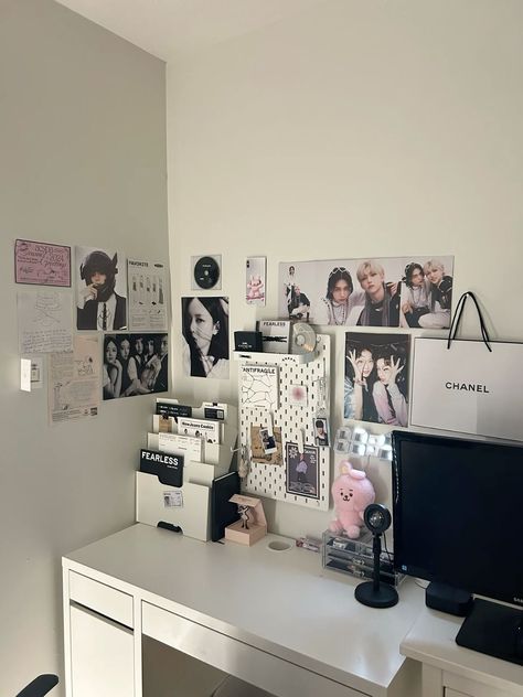 Desk Wall Aesthetic, Kpop Desk Aesthetic, Cute Coquette Room, Kpop Desk Ideas, Kpop Bedroom Aesthetic, Kpop Desk Setup, Kpop Room Aesthetic, Kpop Bedroom, Kpop Desk