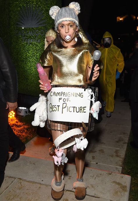 The Very Best 2018 Celebrity Halloween Costumes Beyonce Halloween, Beyonce Halloween Costume, Harper Beckham, Best Celebrity Halloween Costumes, Celebrity Costumes, Celebrity Halloween, Classic Halloween Costumes, Baby Kostüm, Celebrity Halloween Costumes