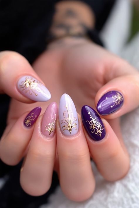 Sometimes, the simplest designs are the most beautiful! These 35 purple and gold nail designs are perfect for those who prefer understated elegance.  Discover simple gold and purple nails with subtle gold accents, minimalist designs with geometric shapes, and even easy-to-do nail art that will make your nails look instantly polished. Purple Elegant Nails, Nail Designs Ideas Simple, Purple And Rose Gold Nails, Nail Art On Purple Nails, Simple Gold Nail Designs, Amethyst Nails Designs, Purple New Years Nails, Purple Winter Nail Designs, Classy Purple Nails