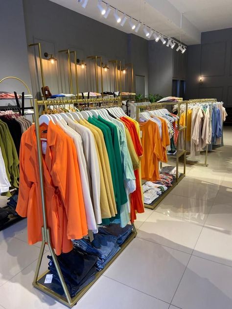 Boutique Racks Ideas, Modern Clothing Store Design, Small Clothing Store Interior Shops, Gown Store Interior, Gown Shop Interior Design, Ladies Boutique Interior Design, Boutique Shelves, Small Clothing Store Interior Design, Cloths Showroom Interior