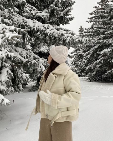 Snow Outfits For Women, Winter Presets, Snow Photoshoot, Getting Bored, Classy Winter Outfits, Snow Trip, Chic Winter Outfits, Snow Girl, Winter Photoshoot