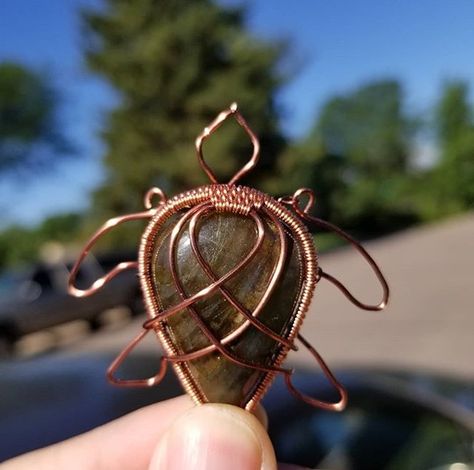 Wire Turtle Tutorial, Wire Wrap Turtle, Wire Wrapped Turtle, Wire Animals, Wire Creations, Wire Jewelry Patterns, Wire Wrap Jewelry Designs, Crystal Bead Jewelry, Wire Wrapping Diy