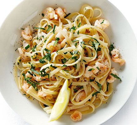 This simple pasta dish with king prawns, garlic, lemon and parsley makes a speedy weeknight seafood supper Butter Prawns, Prawn Linguine, Butter Prawn, Prawn Pasta, Breakfast Low Carb, Prawn Recipes, Easy Pasta Dishes, Low Fodmap Recipes, Fodmap Recipes