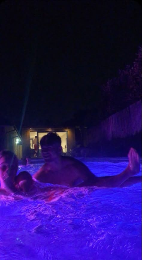 Couples Swimming Pool Night, Beach Aestethic, Night Pool Party, Pool At Night, Bouidor Photography, Couple Goals Teenagers Pictures, Pool Picture, Night Swimming, Artsy Photos