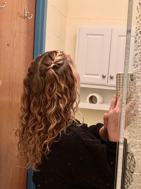 Check more at https://howcandothis.com/hairstyleideas/17327/ Permed Hairstyles Brunette, Curly Hairstyles Fall 2023, Blonde Wavy Hair Styles, Cute Wavy Hairstyles For School, Curly Brown Hair Styles, Curly Braided Hairstyles For White Women, Hair Styles For Medium Length Wavy Hair, Fancy Hair Styles For Long Hair, Braided Hairstyles Wavy Hair