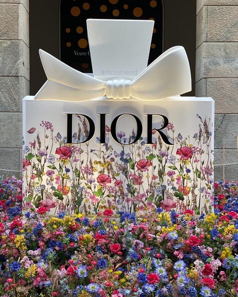 Dior Flowers, Dior Party, Flower Installation, Backdrop Design, Display Design, Pop Up Store, Wedding Deco, Flower Beauty, Wedding Backdrop