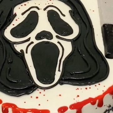 Ghost Face Cupcakes, Ghost Face Cake Ideas, Ghostface Cake Ideas, Ghostface Birthday Cake, Ghost Face Cake, Ghostface Cake, Scary Halloween Cakes, Halloween Cake Decorating, Scream Mask