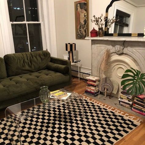 Home Interior Design Vintage, Dark Theme Living Room Ideas, Checkerboard Rug Living Room, Checkerboard Furniture, Ny Apartment Aesthetic, Nyc Room Aesthetic, Grunge Interior Design, Edgy Apartment Decor, 70s Modern Interior Design