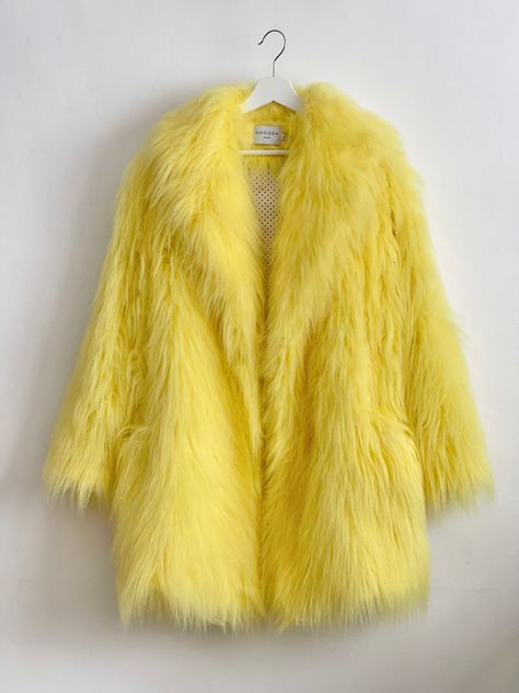 Yellow Faux Fur Coat, Yellow Fur Coat, Fluffy Jacket Outfit, Fur Coat Outfits, Oversized Fur Coat, Oversize Coat, Fluffy Fabric, Oversize Style, Fuzzy Coat