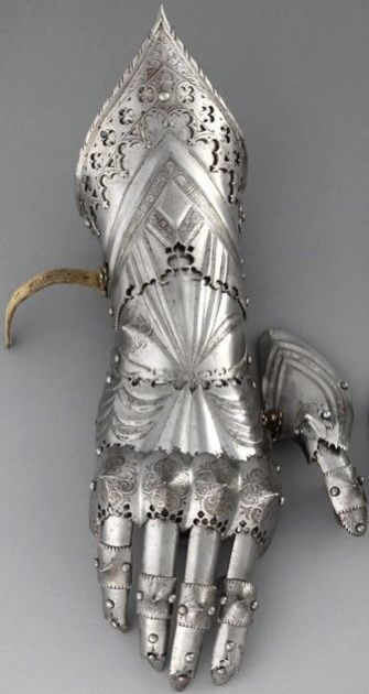 Gothic Armor Fantasy Art, Gothic Plate Armor, Gauntlet Drawing Reference, Armory Aesthetic, Silver Gauntlet, Mideavel Aesthetic, Armer Design, Angelic Armor, Medieval Gauntlet