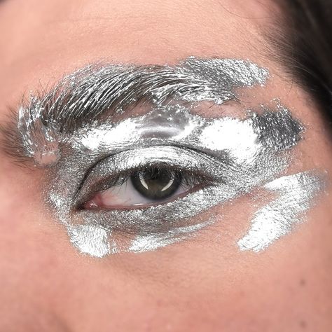 Metalic Make Up Aesthetic, Silver Face Paint, Silver Fashion Aesthetic, Silver Eyebrows, Eye Makeup Men, Hologram Makeup, Silver Moodboard, Metallic Makeup Looks, Chrome Makeup