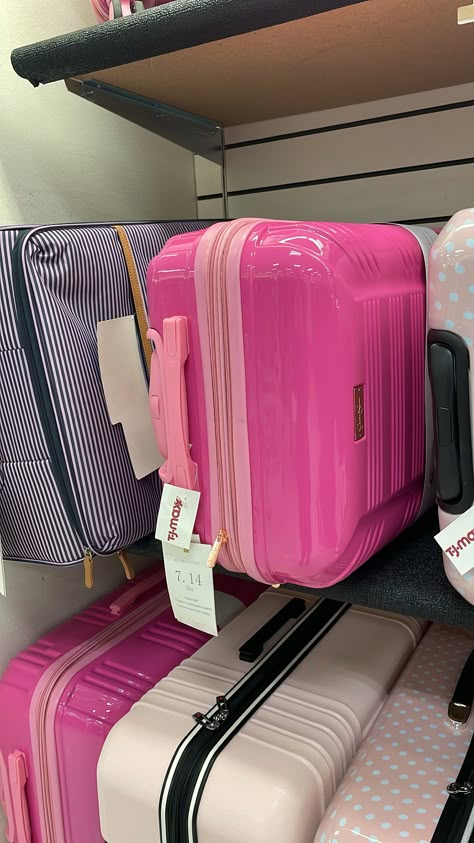 Luggage vacation bag pink preppy Airport Outfit Pink Luggage, Suit Cases Travel Aesthetic, Pink Suitcase Aesthetic, Cute Suitcase Aesthetic, Suit Case Aesthetic, Pink Suit Case, Pink Backpack Aesthetic, Preppy Suitcase, Pretty Suitcase