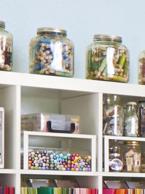 How To Create an Organized Craft Room Sharpie Storage, Craft Storage Ideas For Small Spaces, Diy Craft Room Storage, Small Craft Rooms, Sewing Room Storage, Organize Craft Supplies, Dream Craft Room, Sewing Room Organization, Diy Craft Room