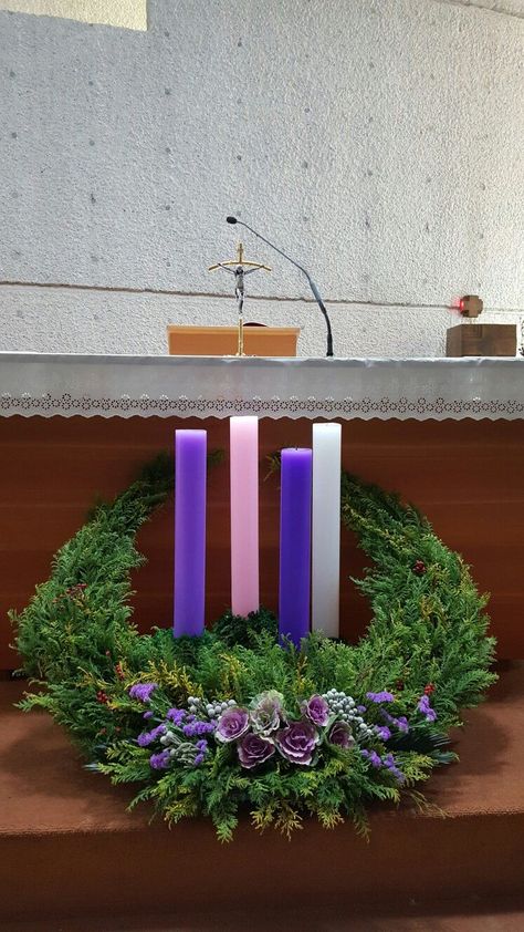 Catholic Advent Wreath, Easter Altar Decorations, Advent Church Decorations, Lent Decorations For Church, Advent Wreath Diy, Advent Wreath Candles, Christian Christmas Decorations, Advent Decorations, Church Christmas Decorations