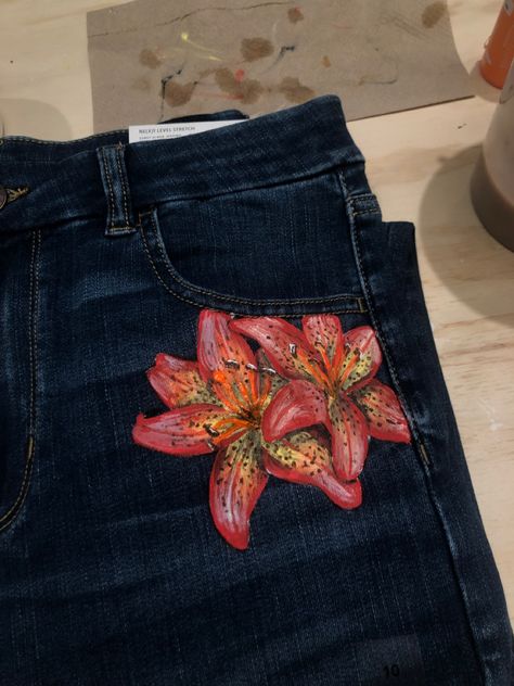 Painting On Jean Pockets, Pants With Paint On Them, Embroidery On Jeans Pants, Jeans With Flowers Embroidery, Paint On Pants, Custom Jorts, Painting Clothes Aesthetic, Diy Jeans Paint, Jeans Painting Flowers