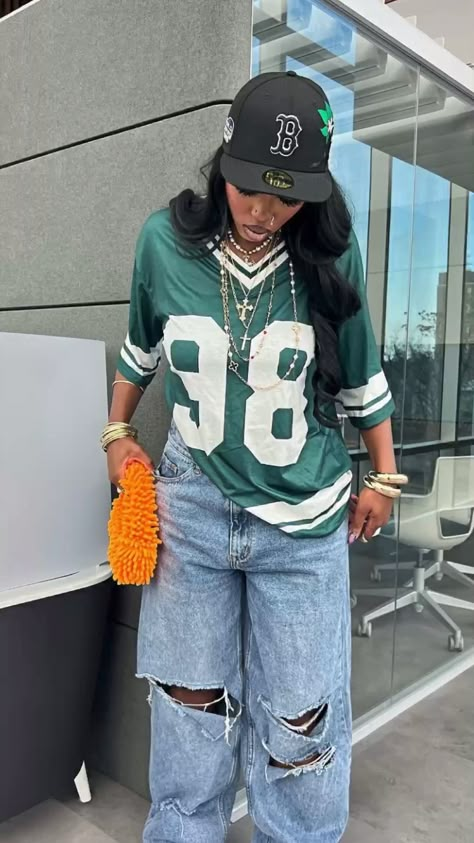 𝒻ℴ𝓁𝓁ℴ𝓌 4 𝓂ℴ𝓇ℯ <33 @youngmriii33 #outfits #streetstyle #fashion Seattle Seahawks Outfit Ideas, Diy Saint Patrick’s Day Outfit, Raiders Jersey Outfit Women, Jersey Outfit Inspo Women, St Pattys Day Outfit Cold Weather, Oversized Jersey Outfit Black Women, Styling Jersey Women, Eagles Jersey Outfit Women, Outfits With Jerseys Football