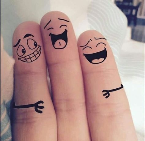 Friend Finger Tattoos, Best Friend Finger Tattoos, Funny Fingers, Funny Best Friend, Bestie Tattoo, Finger Art, Funny Pictures For Kids, Friend Pictures Poses, Photographie Portrait Inspiration