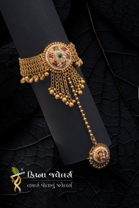 Haath Phool, Silver Anklets Designs, Gold Necklace For Men, Hand Chain Jewelry, Antique Necklaces Design, Black Beads Mangalsutra Design, Indian Bridal Jewelry Sets, Bridal Jewelry Vintage, Modern Gold Jewelry