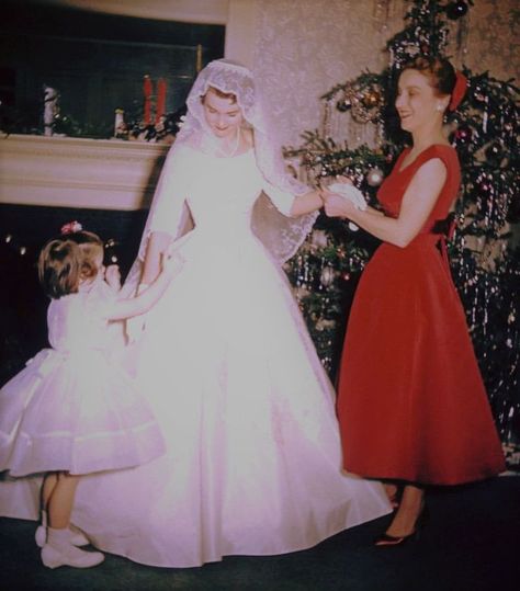 Christmas Bride, Vintage Wedding Photos, Taffeta Dress, Wedding Gowns Vintage, Vintage Gowns, Vintage Bride, Vintage Bridal, Mode Vintage, Wedding Dresses Vintage