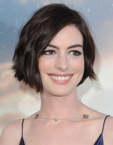 Long Pixie Hairstyles, Chin Length Bob, Short Straight Hair, Wavy Bobs, Long Bob Hairstyles, Trending Hairstyles, Bob Haircuts, Anne Hathaway, Short Bob Hairstyles