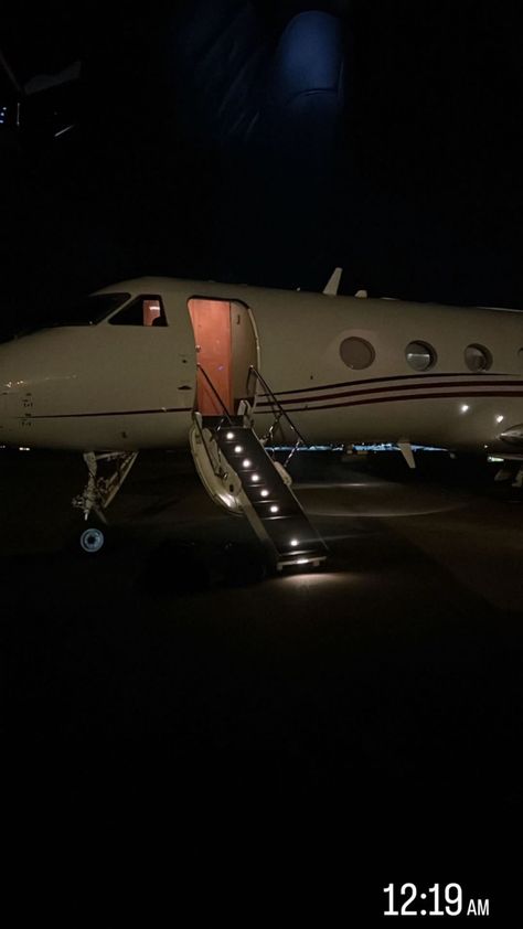 Luxury Lifestyle Snapchat, Private Jet Snapchat, Private Jet Aesthetic Night, Tom Ford Perfume, Wealthy Lifestyle, Wealthy Women, Jet Lag, Luxury Aesthetic, Classy Aesthetic