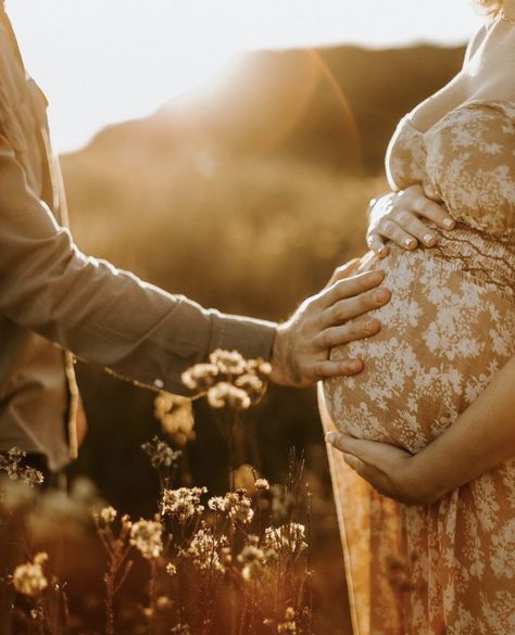 Autumn Pregnancy Photoshoot, Fall Maternity Shoot, Maternity Photography Fall, Couple Maternity Poses, Fall Maternity Photos, Autumn Photoshoot, Maternity Photography Poses Outdoors, Outdoor Maternity Photos, Maternity Photography Poses Couple