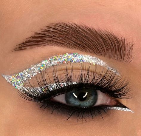 Eye makeup 😍 Silver Liner Eye Makeup, Silver Festival Makeup, Silver Alien Makeup, Silver Graphic Liner, Silver Glitter Eyeliner, Blonde Prom Hair, Sliver Makeup, Superhero Makeup, Robot Makeup