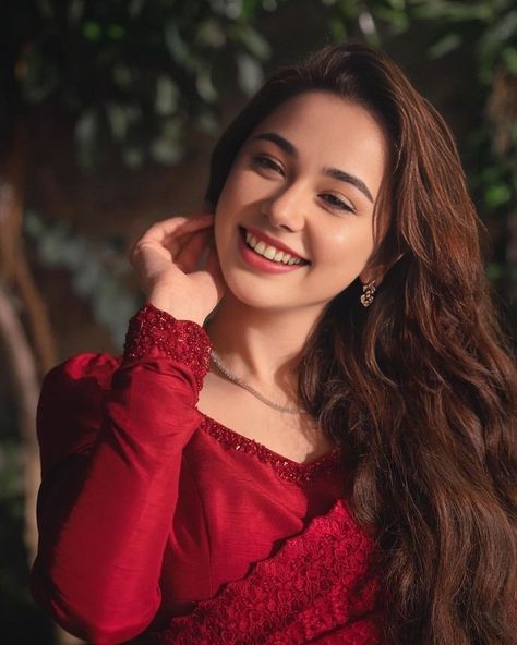 Hania Amir, Beautiful Curly Hair, Glamorous Makeup, Personal Assistant, Photo Pose For Man, Pakistani Fashion, My Youtube Channel, Girly Photography, Stylish Girl