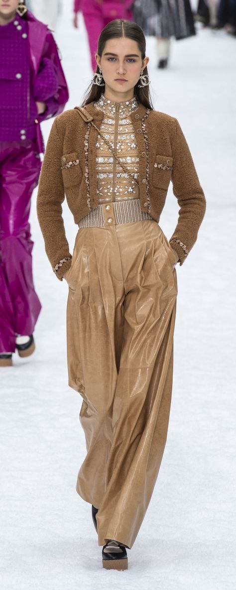 Chanel Fall Winter 2019/2020, Chanel 2019 Fall Winter, Chanel Fall 2019, Chanel Winter, Chanel Street Style, Chanel Ready To Wear, Chanel 2020, Chanel 2019, Coco Chanel Fashion