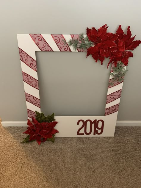 Christmas Frame For Photos, Holiday Photo Frames Diy, Christmas Party Decorations Ideas Diy, Photo Booth Ideas For Christmas, Christmas Back Drop Diy, Christmas Party Decor Ideas Photo Booths, Christmas Selfie Wall Ideas, Christmas Party Picture Backdrop, Photo Frame Christmas Ideas