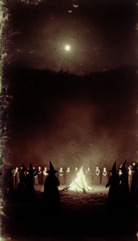 Witch ritual bonfire and moon Witch Ritual Aesthetic, Witch Bonfire, Voodoo Aesthetic, Witches Road, Witch Rituals, Inktober 2024, Witchy Woman, Ritual, Witch