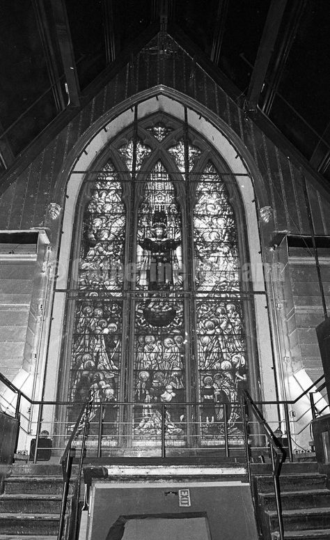 1998:  The interior of the Limelight nightclub located in the former "Episcopal Church of the Holy Communion" on Sixth Avenue in New York City undergoing renovations. Limelight Nightclub, Club 90s, Diy Breakfast Nook, Michael Alig, Retro Club, Wonderland Party Decorations, Nyc Vintage, Dance Clubs, Extreme Fashion