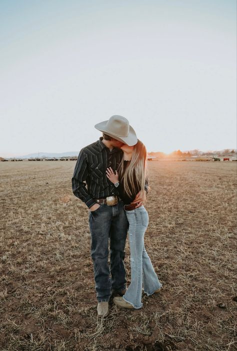 Sedona Photography, Country Couple Photoshoot, Western Couple Photoshoot, Desert Photos, Country Couple Pictures, Real Turquoise Jewelry, Couple Photoshoot Ideas, Country Couple, Country Relationships