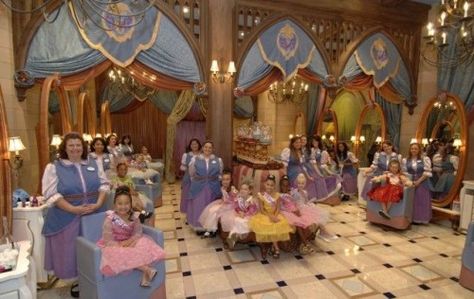 Magic Kingdom Extra's You Don't Want To Miss - Bibbidi Bobbidi Boutique Bibbidi Bobbidi Boutique Hairstyles, Disney Fantasyland, Disney Visa Card, Princess Royalty, Bibbidi Bobbidi Boutique, Kids Salon, Disney Parque, Princess Makeover, Disney Vacation Club