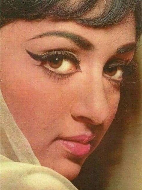 60s Bollywood Fashion, Old Bollywood Actress, Bollywood Retro, Bollywood Makeup, Hema Malini, Retro Makeup, Retro Bollywood, Bollywood Photos, Old Is Gold